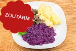 Hachée, rode kool en gekookte aardappelen