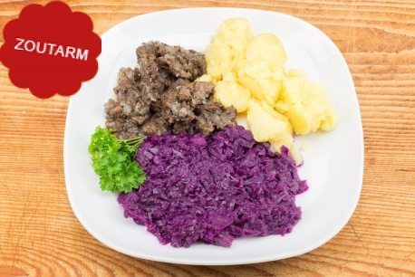 Hachée, rode kool en gekookte aardappelen