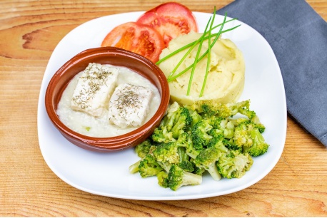 Schelvis in botersaus met broccoli en aardappelpuree