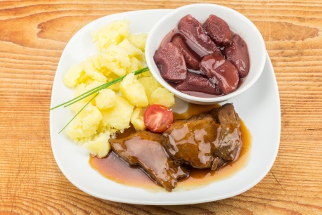 kant en klare maaltijd runderlapje met stoofperen en gekookte aardappelen