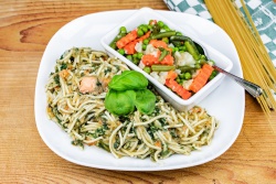Spaghetti zalm en spinazie met zomergroenten
