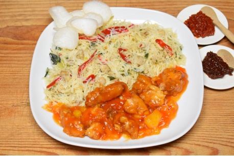 Mihoen goreng met kip in zoetzure saus