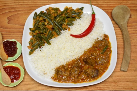 kant en klaar maaltijd rendang met pittige sambalboontjes en rijst