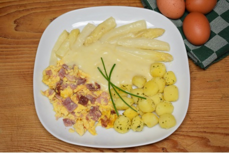 kant en klare maaltijd asperges met Hollandaisesaus met ei, ham en krieltjes