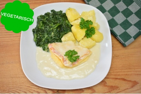 Omelet in botersaus met spinazie en gekookte aardappelen