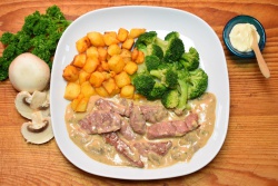 Biefstukreepjes in champignonroomsaus met broccoli en gebakken aardappeltjes