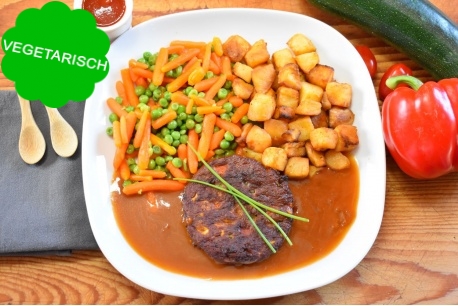 Groentenburger met worteltjes en doperwten en gebakken aardappeltjes