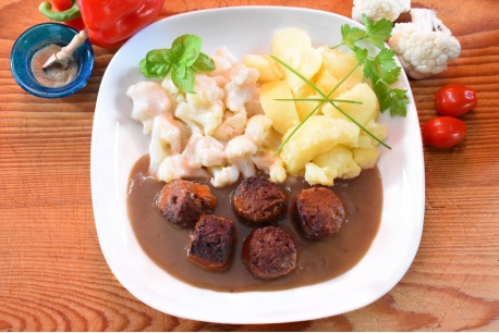 Oma's vegetarische balletjes met bloemkool bechamelsaus en gekookte aardappelen