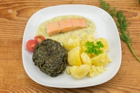Zalmfilet dillesaus, spinazie, gekookte aardappelen