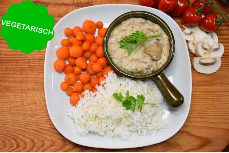 Bospaddenstoelenragout met Parijse worteltjes en rijst, vegetarische maaltijd