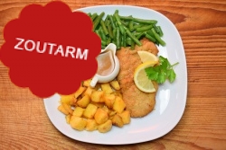 Natriumarme kipschnitzel met sperziebonen en gebakken aardappeltjes