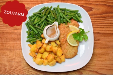 Natriumarme kipschnitzel met sperziebonen en gebakken aardappeltjes
