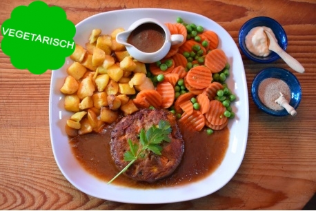 Vegan hamburger met worteltjes en doperwtjes en gebakken aardappeltjes, vegan maaltijd