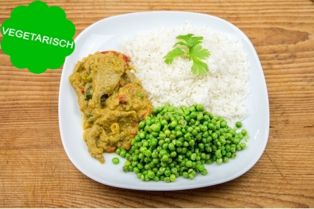 Indiase curry Masala met doperwten en witte rijst, vegan maaltijd