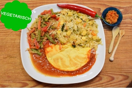 Nasi goreng met foe yong hai en gado gado, vegetarische maaltijd