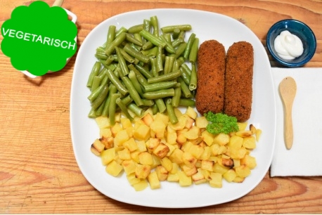 Groentekroket met sperziebonen en gebakken aardappeltjes, vegetarische maaltijd