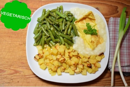 Omelet in botersaus met sperziebonen en gebakken aardappeltjes, vega maaltijd
