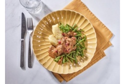 Hertenstoof in jachtmeestersaus, sperziebonen met spekjes en knolselderij puree