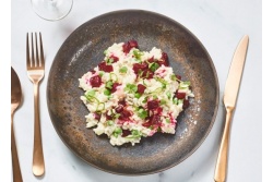 Risotto geitenkaas met rode biet, doperwten en selderij