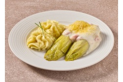 Witlofschotel met ham- en kaassaus en aardappelpuree