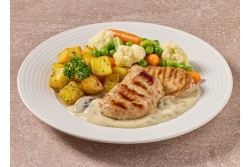 Varkenshaas in champignonroomsaus met groentenmix en gebakken gekruide aardappelblokjes