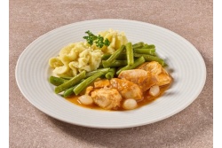 Natriumarme kip naar oma’s recept met sperzieboontjes, zilveruitjes en aardappelpuree