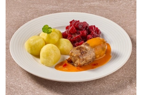 Natriumarme blinde vink in paprikasaus met bietjes en gekookte aardappelen