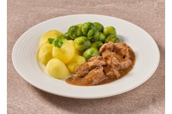 Natriumarme kruidig runderstoofpotje met spruitjes en gekookte aardappelen