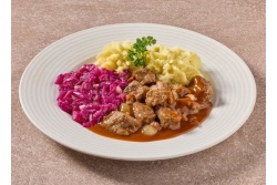 Natriumarme jachtschotel met rode kool en aardappelpuree