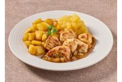 Natriumarme kipfilet in uiensaus met appelmoes en gebakken aardappelblokjes