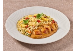 Nasi goreng met kip in satésaus