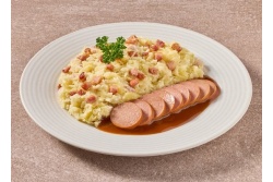 Zuurkoolstamppot met spekjes en schijfjes rookworst in jus