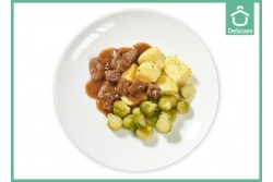 Natriumarme rundvlees in kruidige jus met spruitjes en gekookte aardappelen