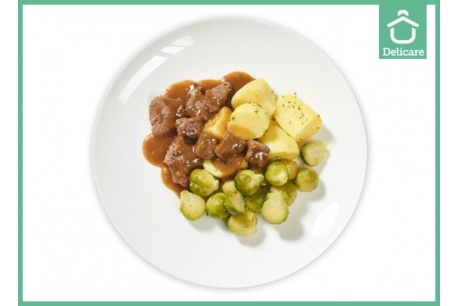 Natriumarme rundvlees in kruidige jus met spruitjes en gekookte aardappelen